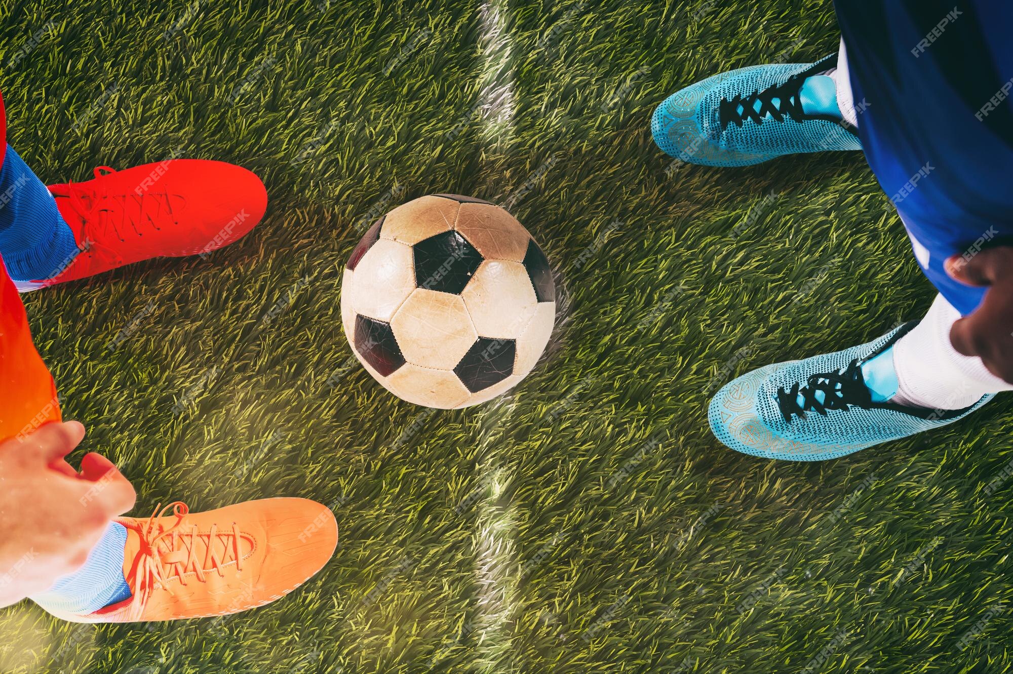 Dois Jogadores De Futebol Correndo E Dando Pontapés. Jogadores De Futebol  Adultos Competem No Jogo De Futebol Foto de Stock - Imagem de verde, duelo:  211382810