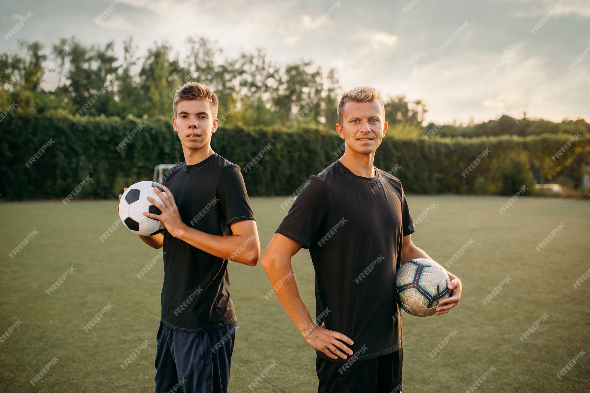 Futebol Dois Jogadores No Meio-campo a Bola Antes Do Jogo