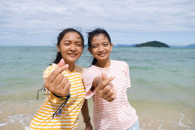 Dois jovem brincando no mar.