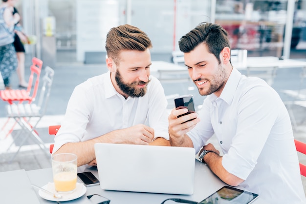 Dois, jovem, modernos, homem negócios, usando, dispositivos