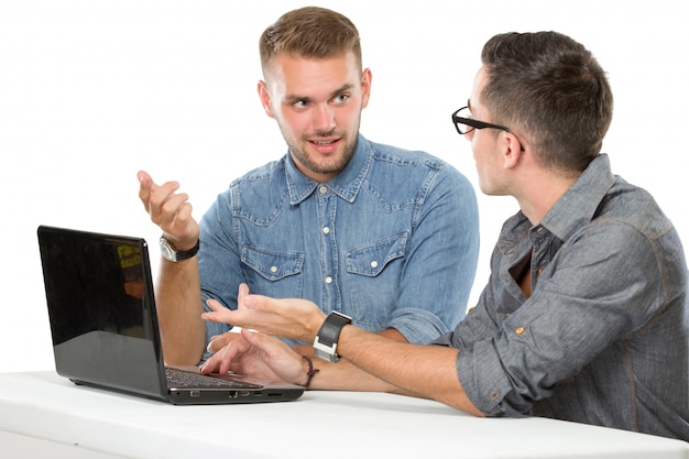 Dois jovem olhando em um laptop pc, sorrindo