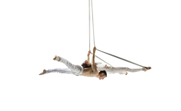 Foto dois jovens acrobatas, atletas de circo, isolados no fundo branco do estúdio.