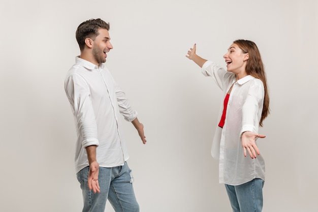 Dois jovens amigos felizes se abraçam e sorriem após um longo tempo separados cara a cara