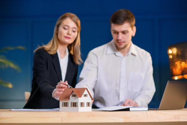 Dois jovens arquitetos durante o dia de trabalho no escritório.