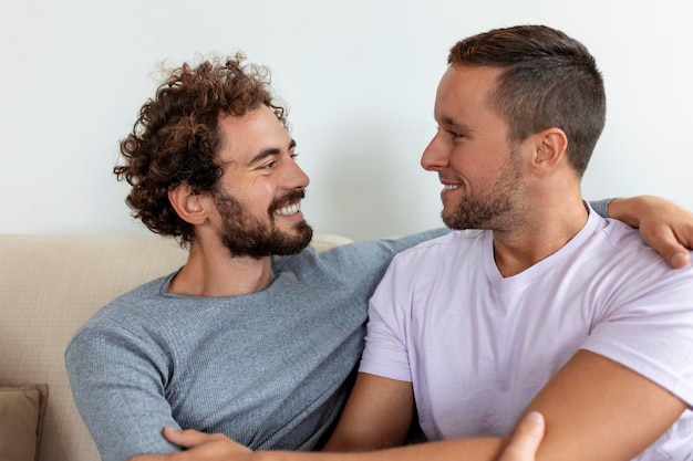 Dois jovens casais gays lgbtq namorando apaixonados abraçando desfrutando de um momento íntimo e sensual juntos se beijando com os olhos fechados