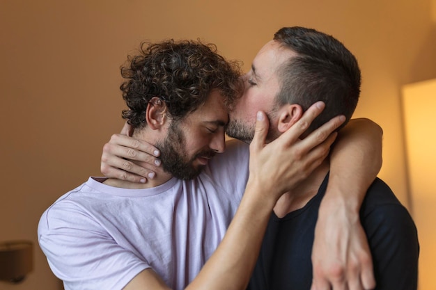 Dois jovens casais gays lgbtq namorando apaixonados abraçando desfrutando de um momento íntimo e sensual juntos se beijando com os olhos fechados