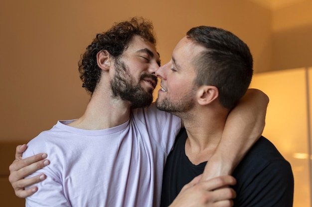 Dois jovens casais gays lgbtq namorando apaixonados abraçando desfrutando de um momento íntimo e sensual juntos se beijando com os olhos fechados