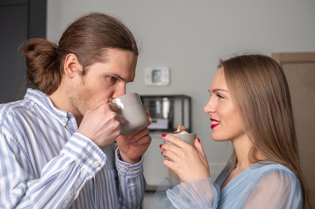 Dois jovens com belos cabelos longos desfrutam de café A prateleira está no fundo Espaço de cópia