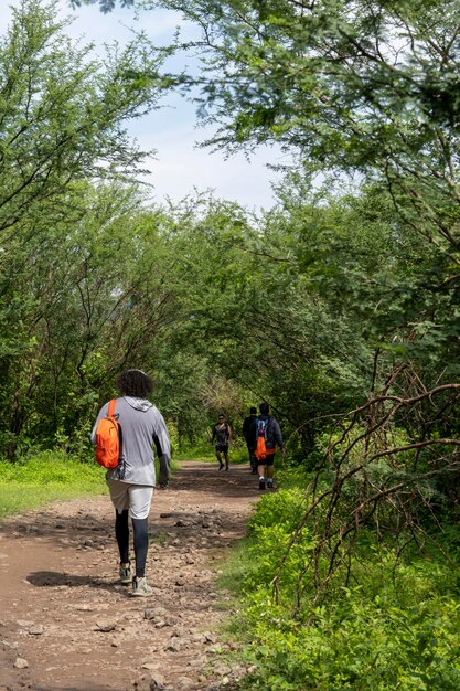 Dois jovens e amigos descendo na vegetação da ravina e árvores huentitan ravine guadalajara méxico