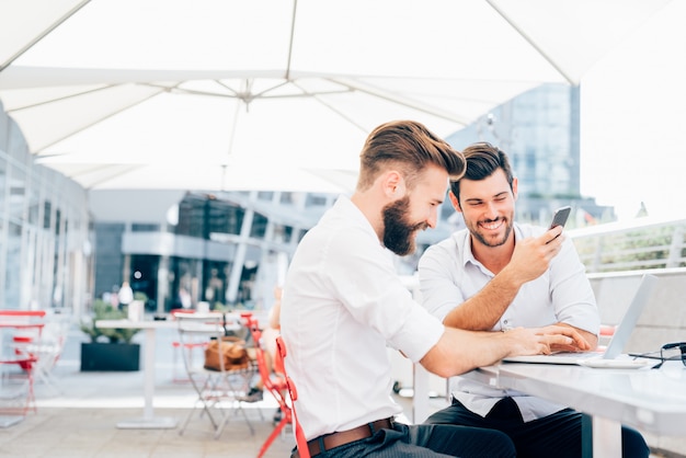 Dois jovens empresários contemporâneos trabalhando