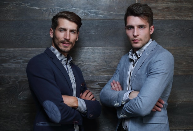 Dois jovens empresários isolados em cinza