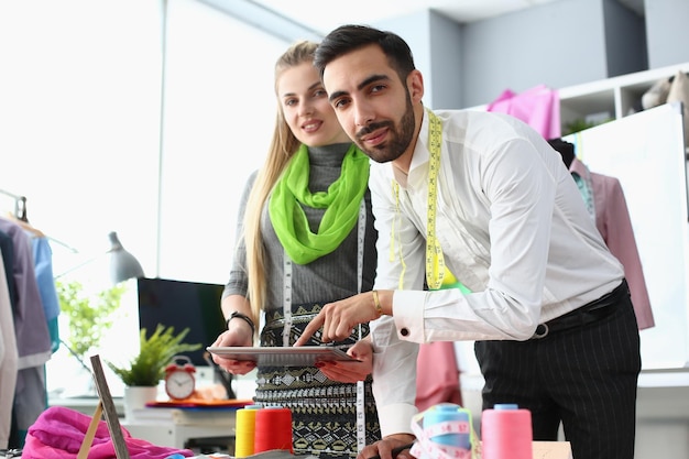 Dois jovens estilistas do designer se comunicam no atelier