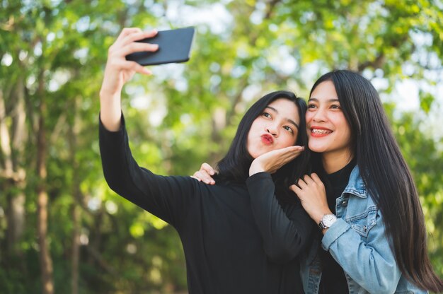 Dois jovens estudantes tiram uma selfie na universidade.