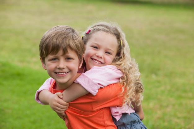 Dois jovens felizes brincando no parque