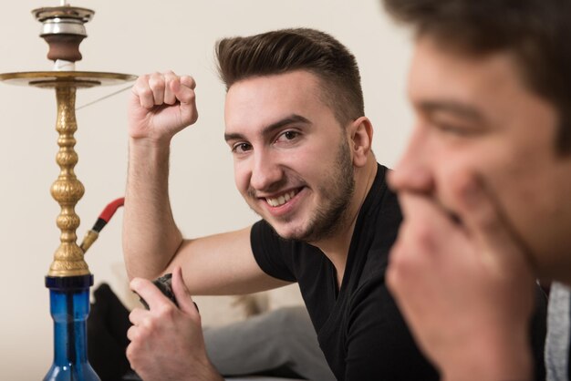 Dois jovens irmãos se divertindo juntos jogando videogame em casa