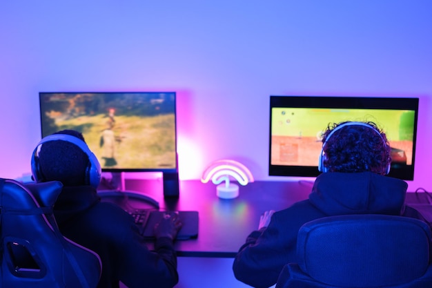 Dois jovens jogadores jogando online pela internet como uma equipe ajudando a criar uma comunidade Conceito de jogos de streaming de videogames