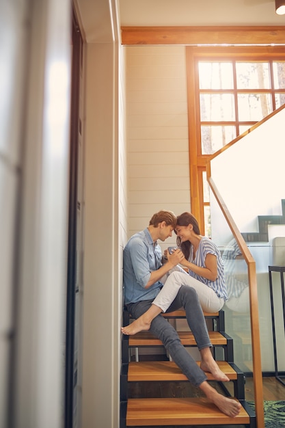 Foto dois jovens relaxando juntos em uma casa moderna de luxo enquanto se dão as mãos