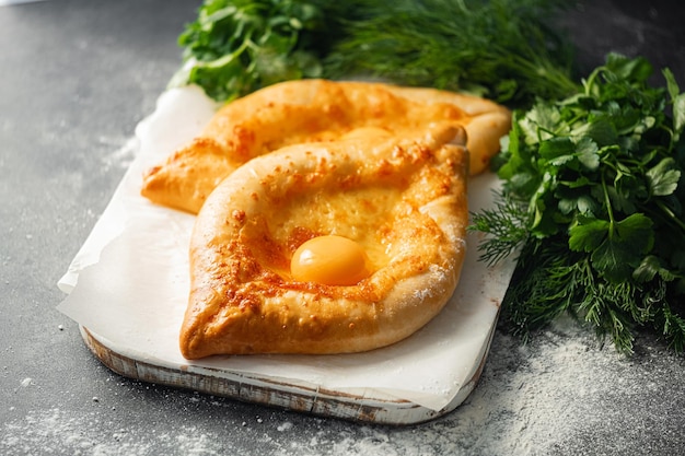 Dois khachapuri adjarianos em estilo georgiano clássico tradicional