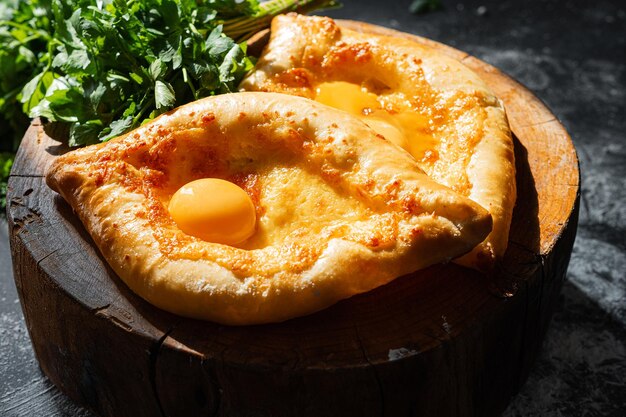 Dois khachapuri adjarianos em estilo georgiano clássico tradicional