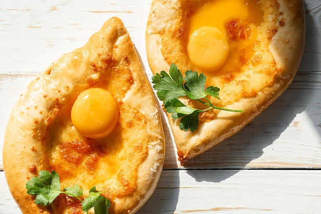 Dois khachapuri adjarianos em estilo georgiano clássico tradicional