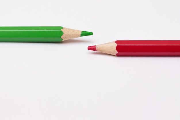 Foto dois lápis de verde e vermelho simbolizam o oposto