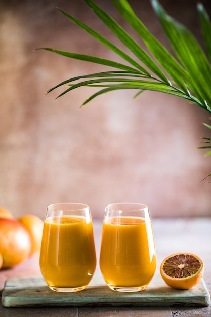 Dois lassi de manga ou leite kesar em copos Bebida fria ayurvédica saudável indiana com lassi de frescor de manga feito de iogurte água especiarias frutas e gelo