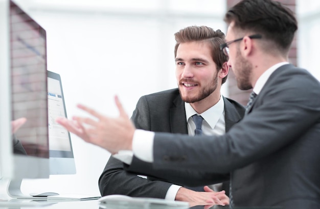 Dois líderes tendo uma discussão de negócios no escritório