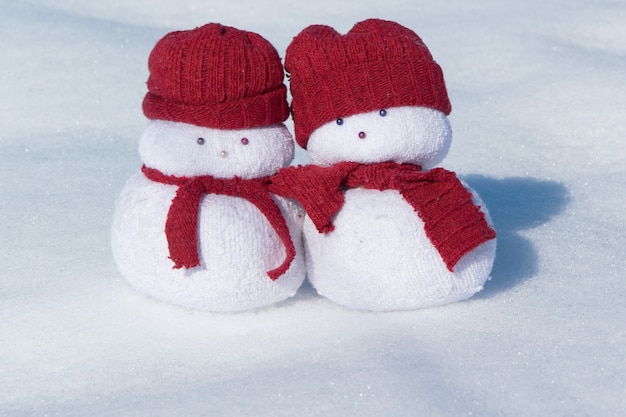 Dois lindos bonecos de neve brinquedos no conceito de celebração do feriado de neve branca