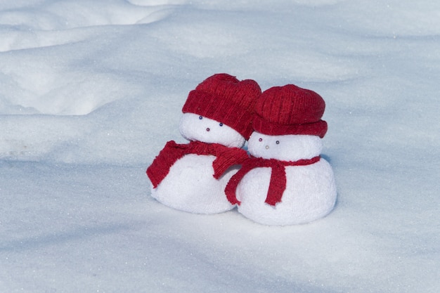 Dois lindos bonecos de neve brinquedos no conceito de celebração do feriado de neve branca