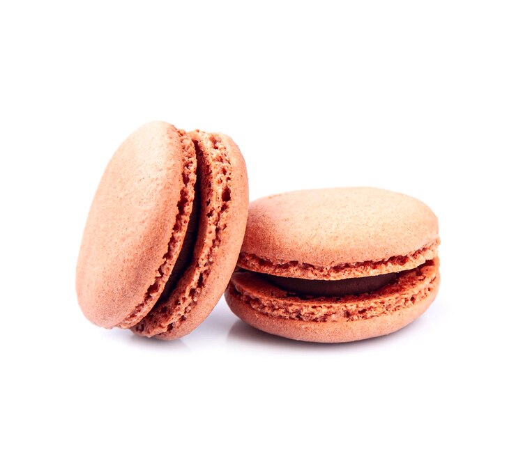 Foto dois macarrões de chocolate.