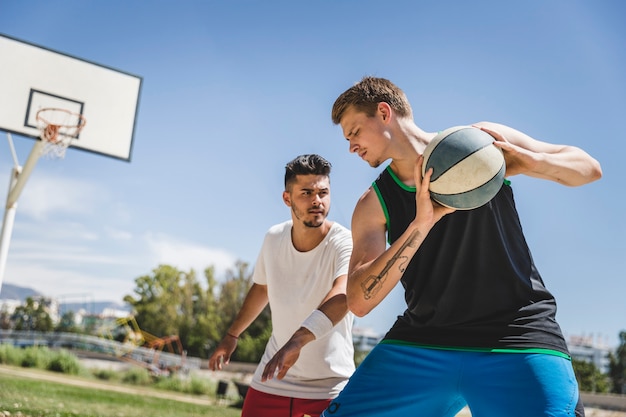 Dois, macho, jogador, tocando, basquetebol