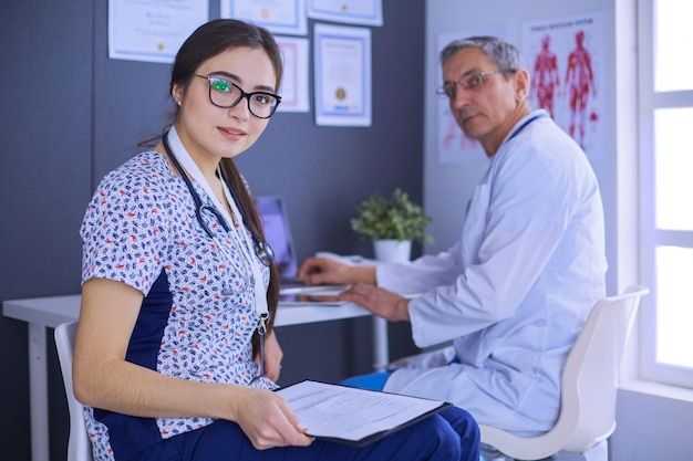 Dois médicos falando em um escritório brilhante