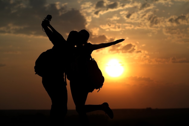 Dois melhores amigos tirando uma selfie durante o pôr do sol