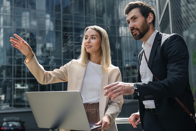 Dois membros da equipe parecem envolvidos enquanto discutem um novo projeto