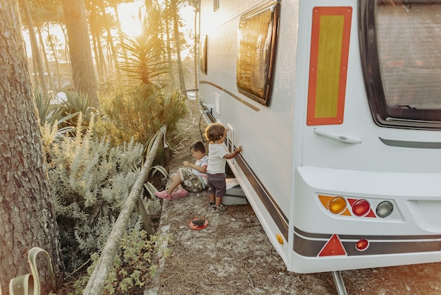 Dois meninos em uma caravana brincando na natureza