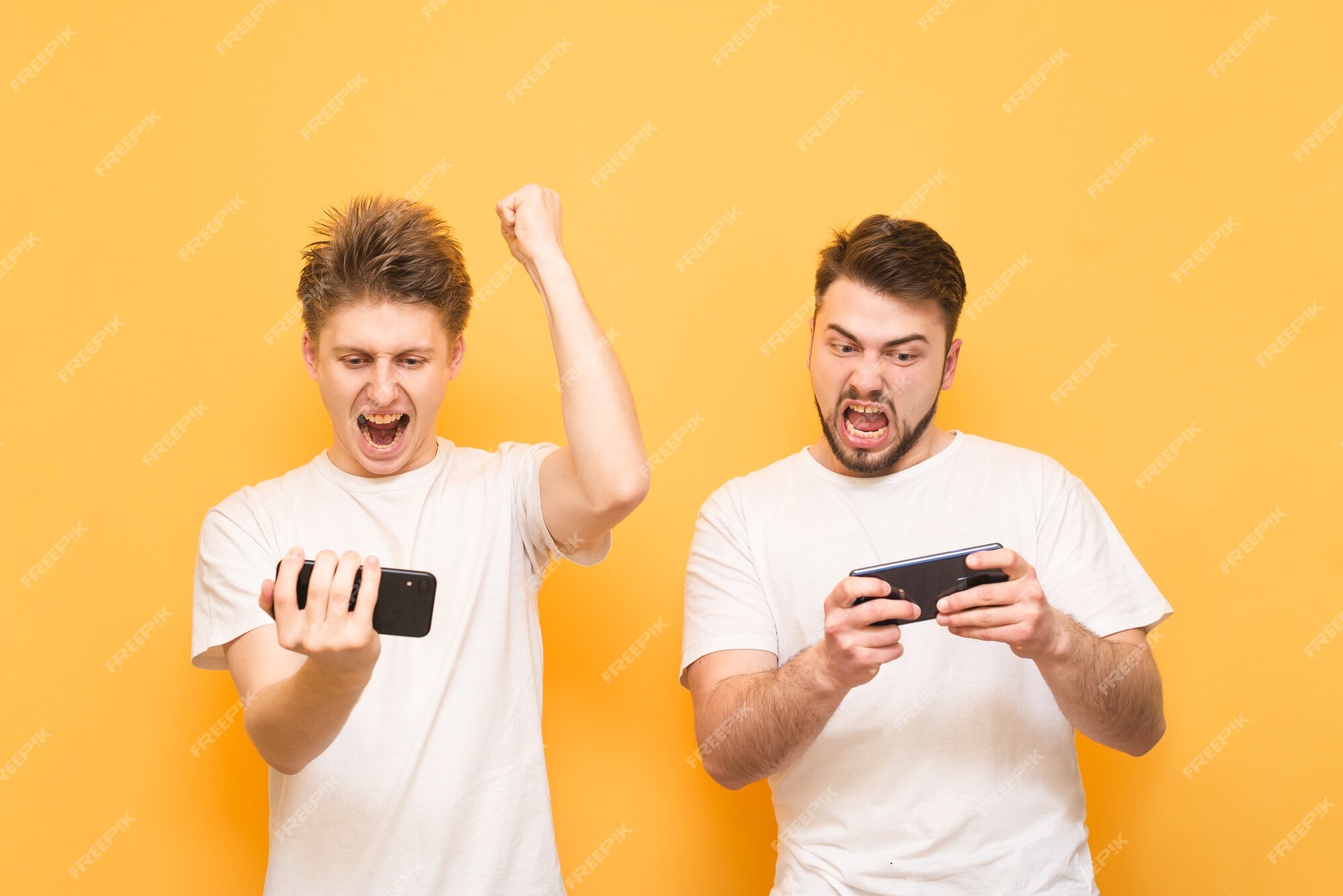 Dois meninos estão competindo em um jogo para celular