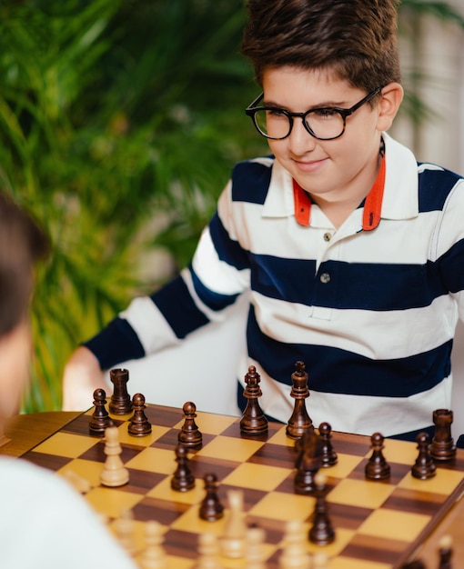 Dois meninos jogando xadrez