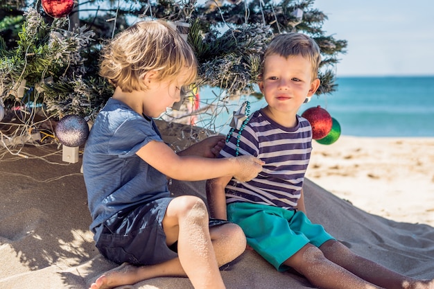 Dois meninos no natal na praia