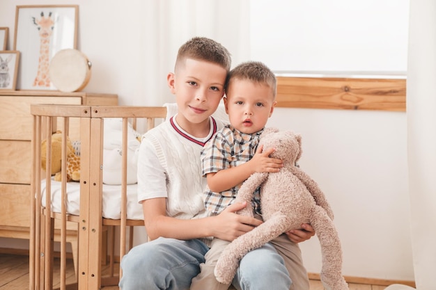 dois meninos sentados no quarto das crianças