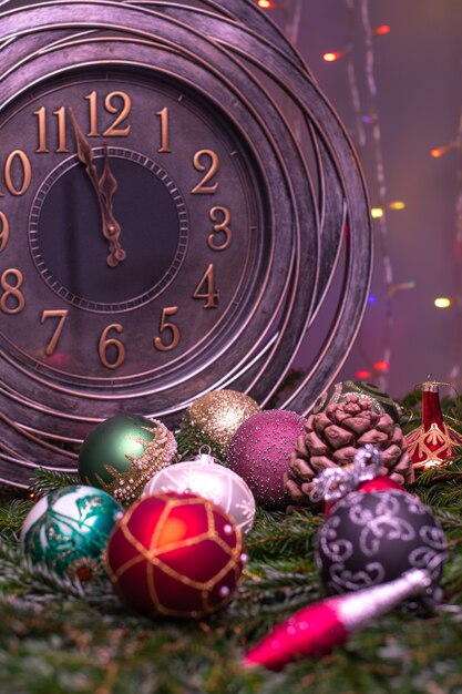 Dois minutos para a meia-noite. grande relógio contando os últimos momentos antes do natal ou ano novo