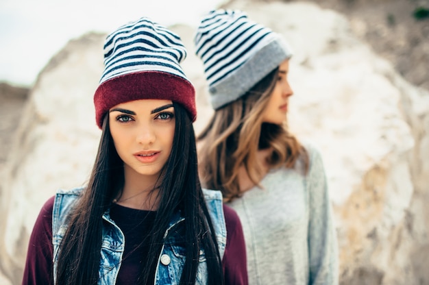 Dois modelos de meninas posando em pedreira