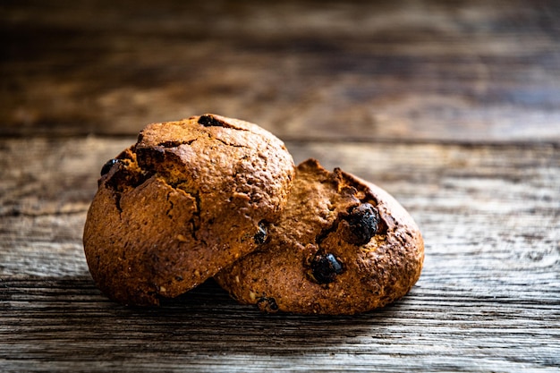 Dois muffins em uma mesa de madeira