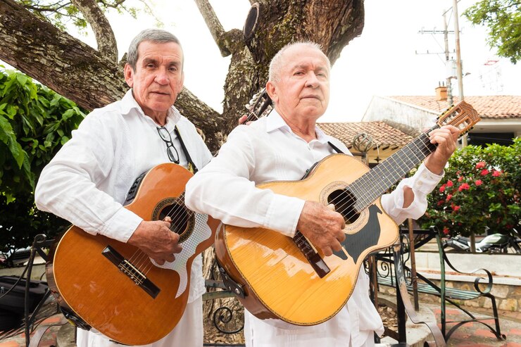 Foto dois músicos colombianos com guitarras acústicas em um parque público em yaguara huila, colômbia