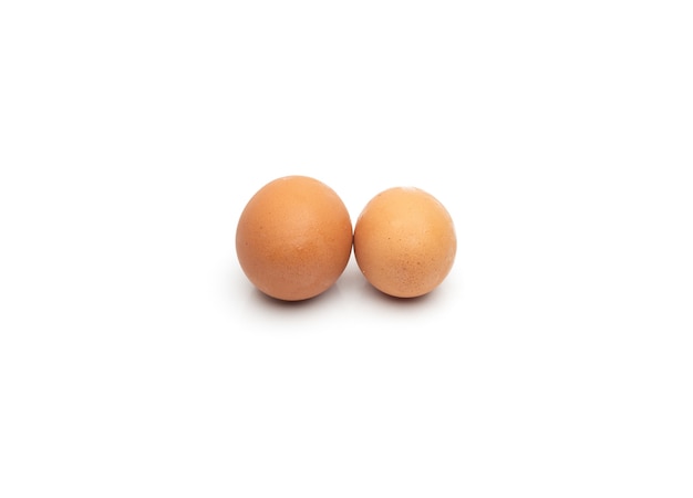 Dois ovos de galinha crus em fundo branco isolado