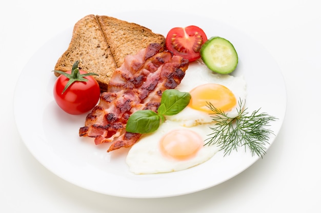 Dois ovos fritos e bacon no café da manhã saudável. foco seletivo