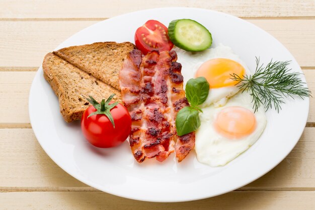 Dois ovos fritos e bacon no café da manhã saudável. foco seletivo