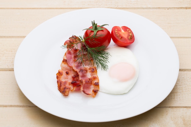 Dois ovos fritos e bacon no café da manhã saudável