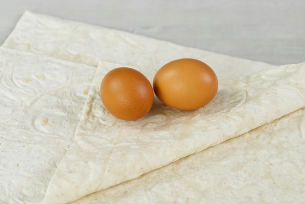 Dois ovos marrons de frango no pão pita