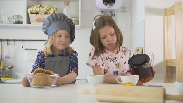 Dois padeiros de meninas pré-escolares bebem chá de perto