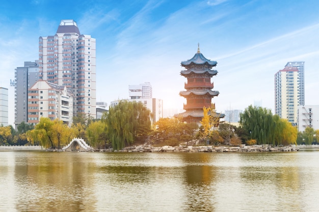 Dois pagodes antigos estão no templo, Taiyuan, Província de Shanxi, China